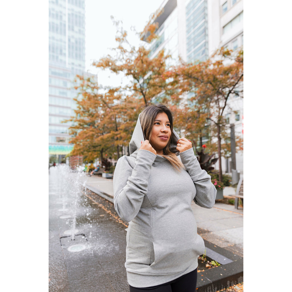 Mère enceinte avec hoodie gris de maternité et allaitement avec capuchon