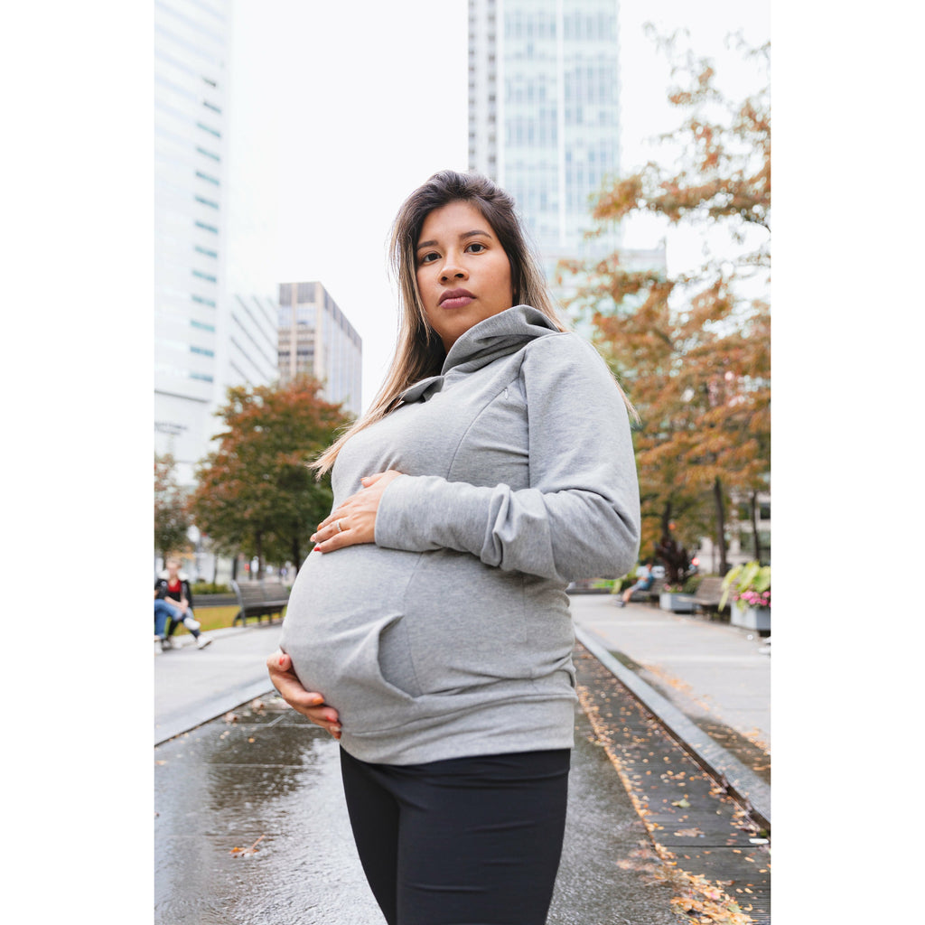 mère enceinte porte un hoodie allaitement maternité gris à Montréal